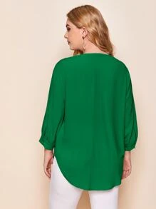 SHEIN LUNE Plus Notched Neck Curved Hem Top - Green - View 2