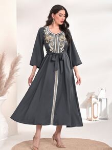 Al Najma 圖案刺繡繫腰帶連衣裙 - 深灰色 - 查看 4