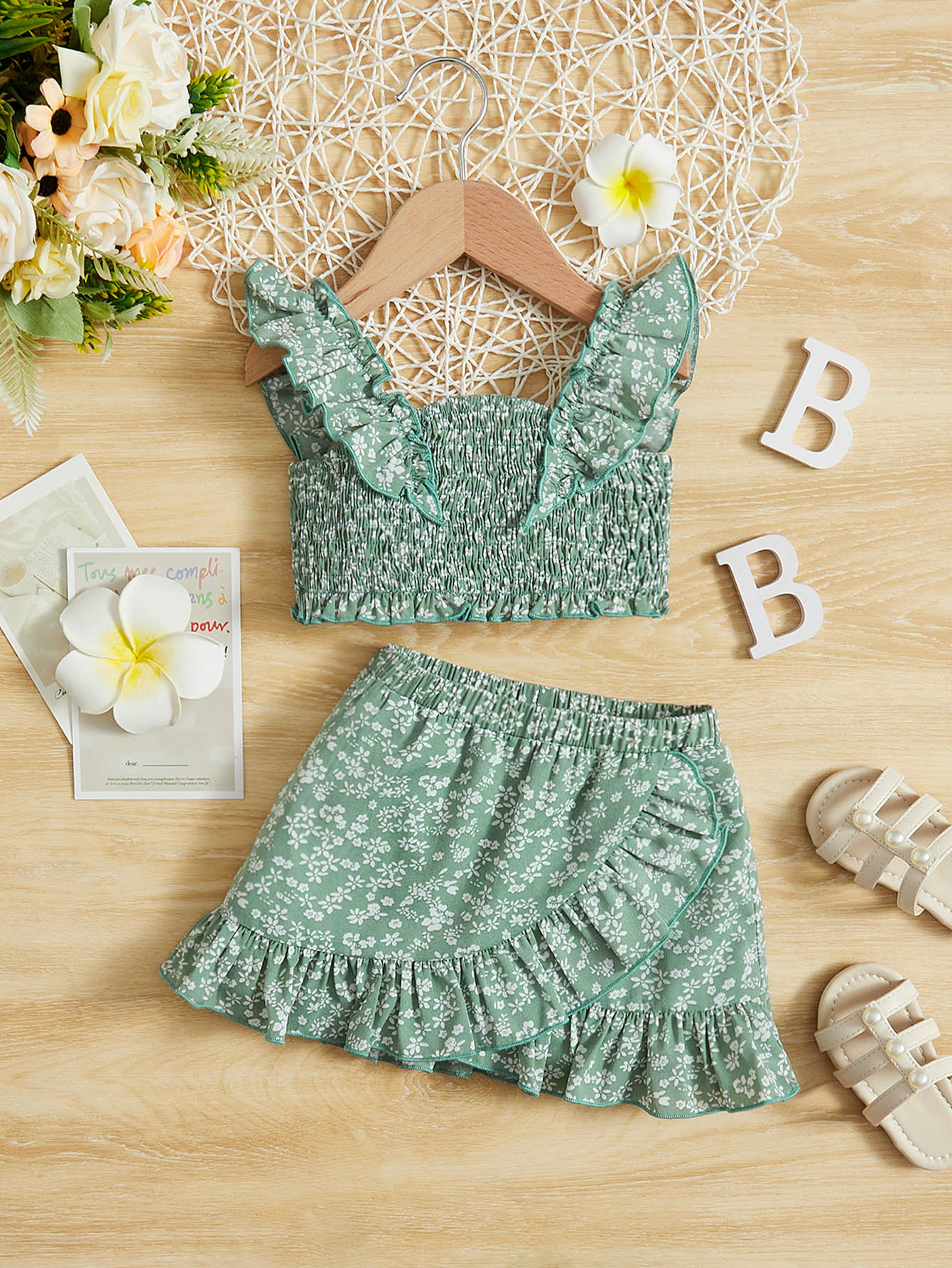 SHEIN Top Con Ribete De Volantes Y Falda Con Borde De Volantes Con Estampado Floral Pequeño Para Bebé Niña - Verde - Ver 1