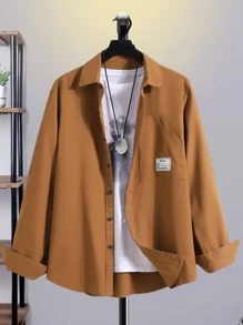 Manfinity Hombres Camisa con diseño de parche de letra con bolsillo delantero sin camiseta