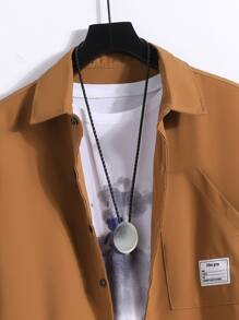 Manfinity Hombres Camisa con diseño de parche de letra con bolsillo delantero sin camiseta