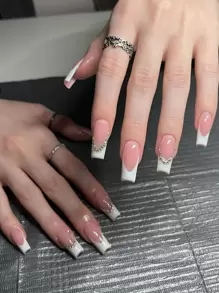 Actualice instantáneamente su aspecto con 24 piezas de uñas falsas cuadradas largas blancas con decoración de diamantes de imitación en 3D francés y un set que incluye 1 lima de uñas y 1 hoja de uñas adhesivas. Suministros de uñas uñas falsas uña falsa uña acrílica - Multicolor - Ver 1