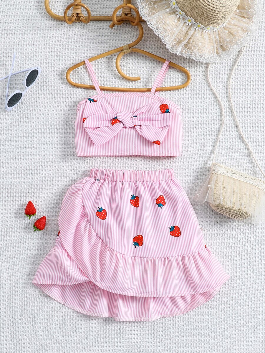 SHEIN 小女童條紋圖案和草莓圖案前蝴蝶結吊帶短上衣和荷葉邊半身裙 - 淺粉色 - 查看 1