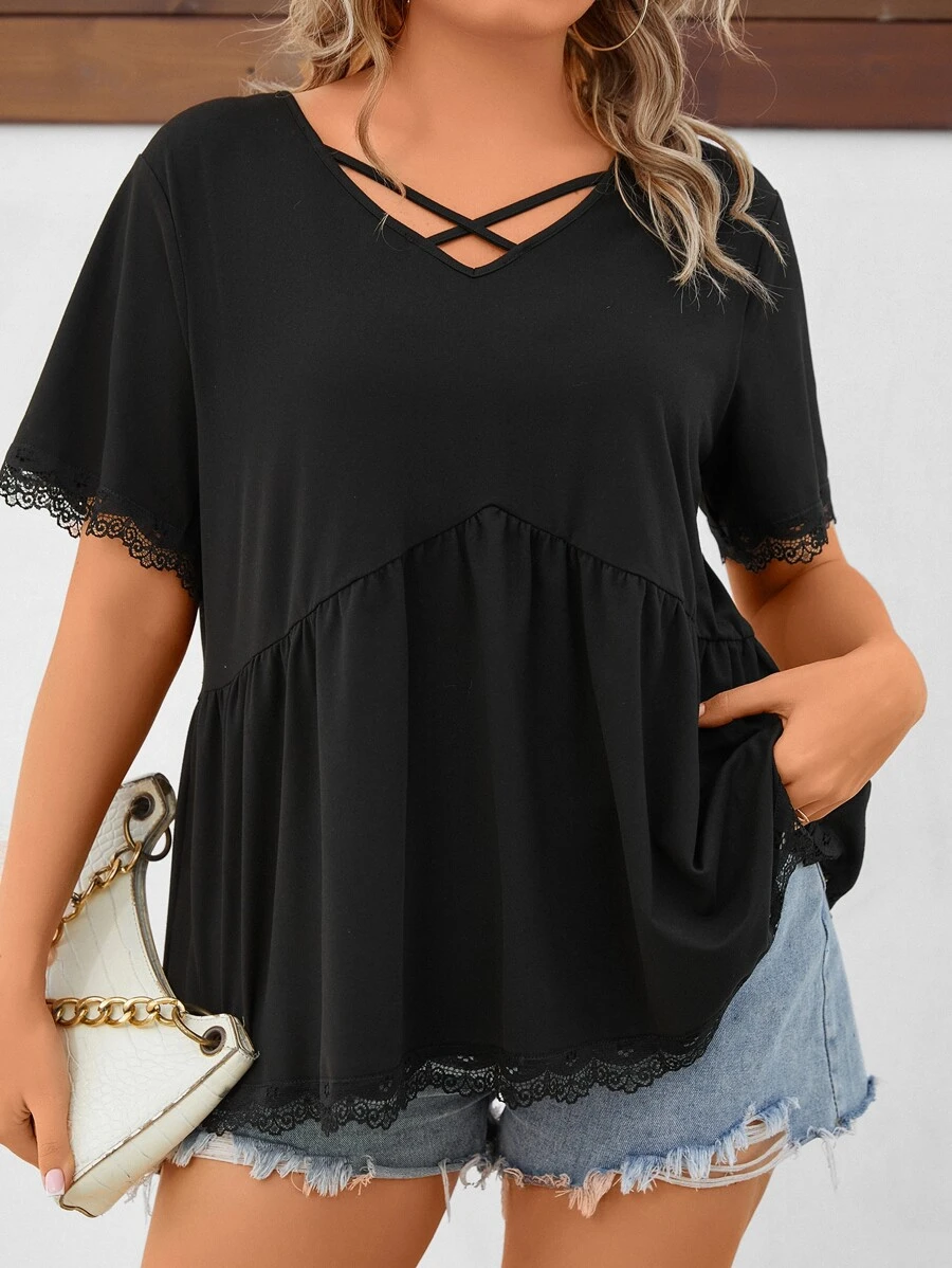 SHEIN LUNE 大碼蕾絲邊前交叉荷葉邊下擺T恤 - 黑色 - 查看 1