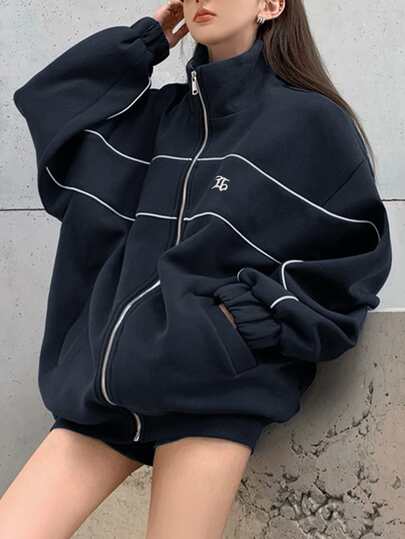 Áo nỉ oversize họa tiết chữ tương phản, áo dài tay