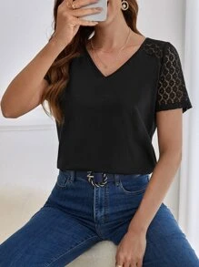 SHEIN Frenchy V領蕾絲拼接後紐扣T恤 - 黑色 - 查看 2