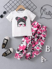 Ensemble de 2 pièces comprenant un t-shirt blanc à col rond avec impression de jeune fille amusante et adorable, et un pantalon de travail camouflage rose. Adapté pour l'été, les activités extérieures et diverses occasions. Mignon et confortable à porter.