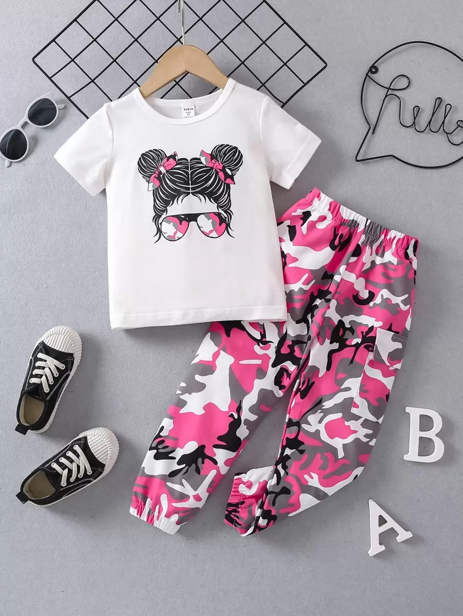 Ensemble de 2 pièces comprenant un t-shirt blanc à col rond avec impression de jeune fille amusante et adorable, et un pantalon de travail camouflage rose. Adapté pour l'été, les activités extérieures et diverses occasions. Mignon et confortable à porter.