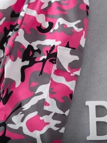 Ensemble de 2 pièces comprenant un t-shirt blanc à col rond avec impression de jeune fille amusante et adorable, et un pantalon de travail camouflage rose. Adapté pour l'été, les activités extérieures et diverses occasions. Mignon et confortable à porter.