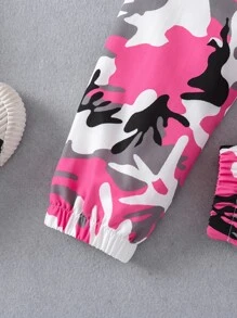 Ensemble de 2 pièces comprenant un t-shirt blanc à col rond avec impression de jeune fille amusante et adorable, et un pantalon de travail camouflage rose. Adapté pour l'été, les activités extérieures et diverses occasions. Mignon et confortable à porter.