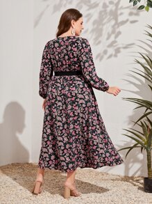 Mulvari Vestido con cinturón con estampado floral de cuello cuadrado - Multicolor - Ver 3