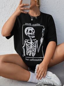 CovetEZ Plus Skeleton & Slogan Áo thun trễ vai có đồ họa, chết bên trong nhưng chứa caffein - màu đen - Xem 1
