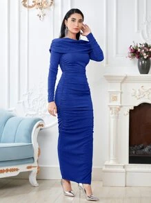 Modelyn Vestido ajustado de hombros descubiertos fruncido brillante - azul real - Ver 5