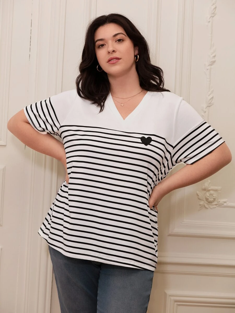 SHEIN Frenchy Camiseta de hombros caídos con estampado de rayas y corazón - Blanco y Negro - Ver 1