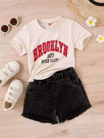 SHEIN تي شيرت بطباعة رسالية وسروال جينز بحواف غير مطوية لفتاة صغيرة