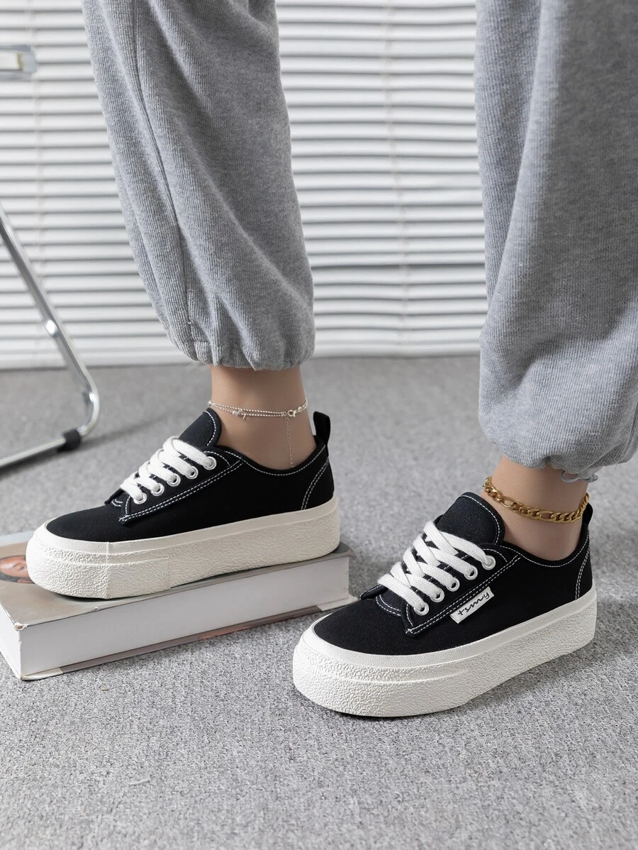 女款時尚黑色帆布休閒鞋，配輕量防滑平底鞋底，圓頭設計，鞋帶式閉合，適用於戶外活動，適用於春夏季節。 - 黑色 - 查看 1
