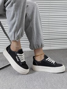 女款時尚黑色帆布休閒鞋，配輕量防滑平底鞋底，圓頭設計，鞋帶式閉合，適用於戶外活動，適用於春夏季節。 - 黑色 - 查看 3