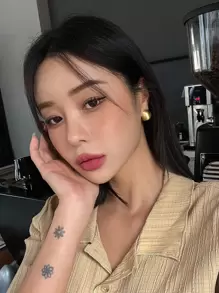 DAZY 圓形耳釘 - 金黃色 - 查看 6