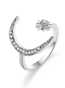 Anillo abierto con diseño de estrella y luna