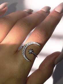 Anillo abierto con diseño de estrella y luna