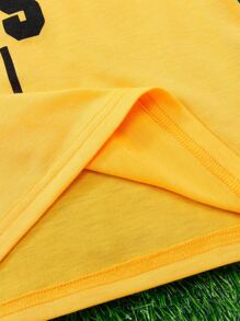 小男童字母圖案連帽背心上衣和褲子