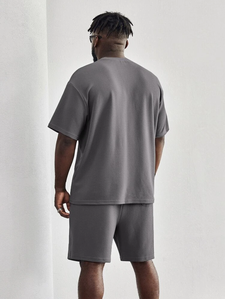 Men Plus Lion Print Tee & Letter Patched Shorts