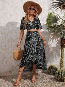 SHEIN VCAY 佩斯利和絲巾圖案荷葉袖圍裹後綁帶上衣和裙子 - 黑與白 - 查看 1