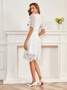 Vestido de cuello V con encaje