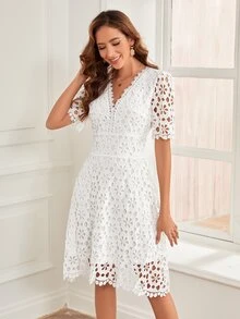 Vestido de cuello V con encaje