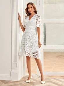 Vestido de cuello V con encaje