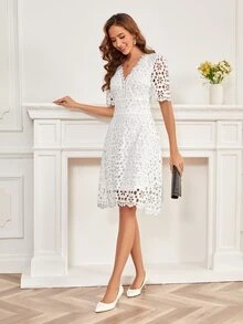 Vestido de cuello V con encaje