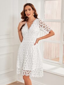 Vestido de cuello V con encaje