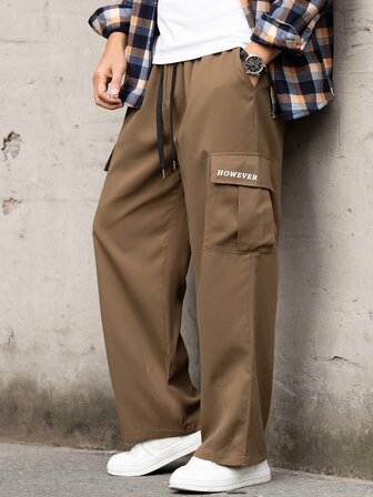 بنطلون كارجو بطباعة أحرف جيب جانبي قلاب رباط خصر للرجال