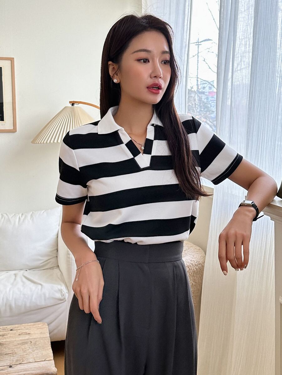 DAZY In sọc Cổ áo tương phản Áo thun - Đen và trắng - Xem 1