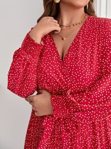 SHEIN Frenchy 大碼波卡圓點燈籠袖百褶下擺繫腰帶連衣裙 - 紅色 - 查看 2