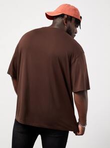 Manfinity Hombres Camiseta con estampado de figura y letra - Marrón Chocolate - Ver 2