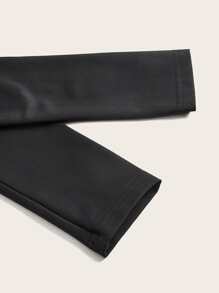 SHEIN ICON Lip & Letter Graphic Crop Tee - Black - View 3