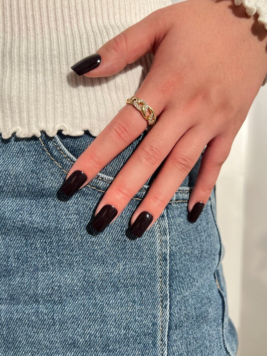 使用24入組短方形黑色素色素色假指甲和1張膠帶和1入組指甲銼打造迷人魅力 - 鏽棕色 - 查看 1