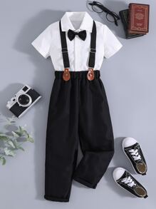 小男童前蝴蝶結襯衫和背帶褲