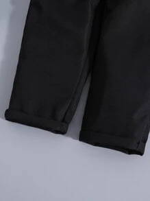 小男童前蝴蝶結襯衫和背帶褲