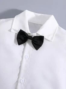 小男童前蝴蝶結襯衫和背帶褲