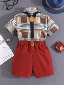 小男童格紋前蝴蝶結襯衫和背帶短褲