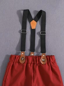 小男童格紋前蝴蝶結襯衫和背帶短褲