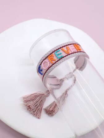 串珠字母和流蘇裝飾手環