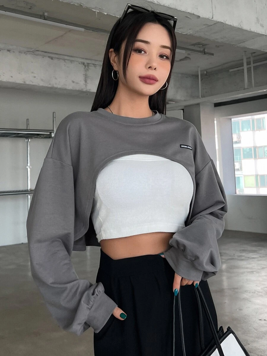 DAZY 字母贴片落肩超短款运动衫（不含背心），秋季女装 - 深灰色 - 查看 1