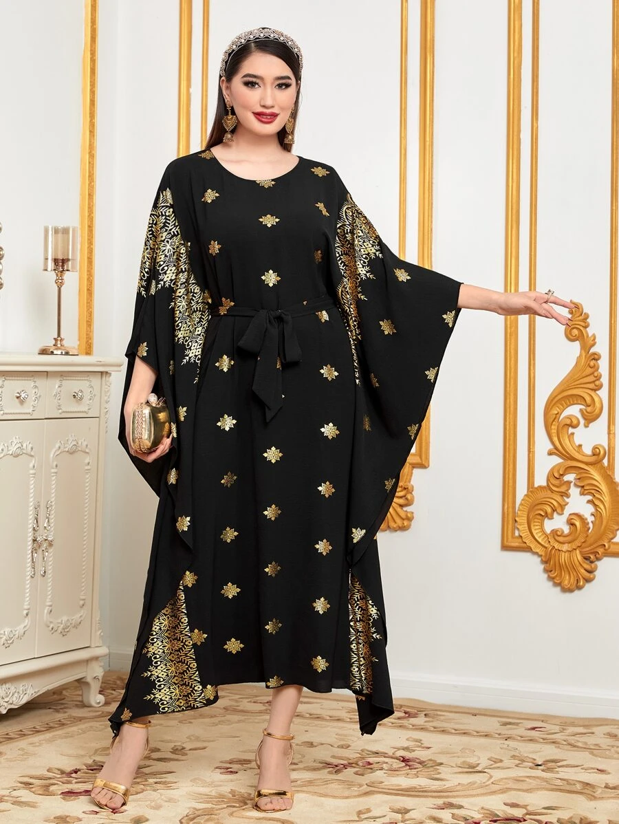 Al Najma 金色花卉印花蝙蝠袖束带长袍，端庄 - 黑色 - 查看 1