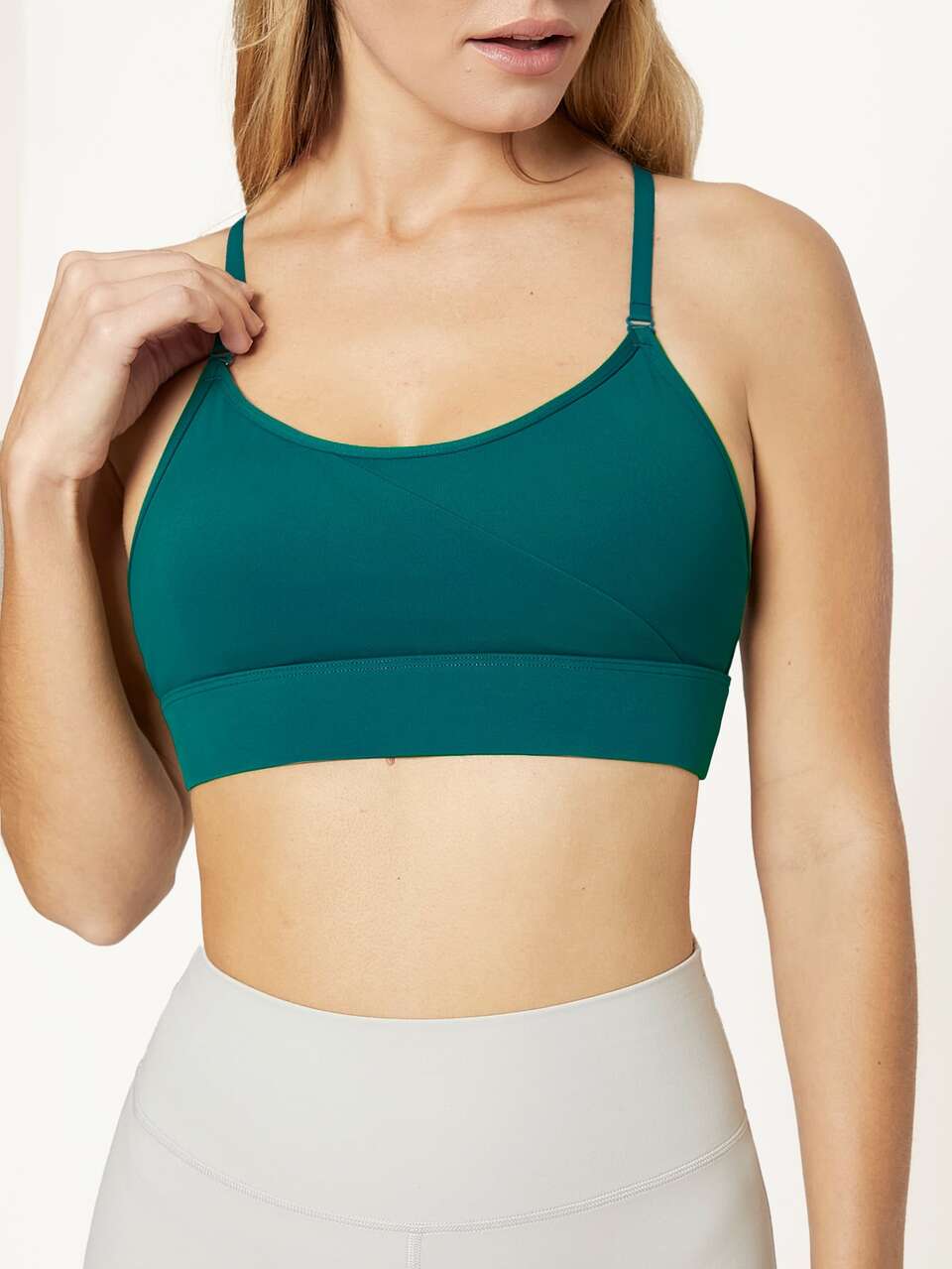 Le Brassière De Sport Croisée De La Collection Jogging