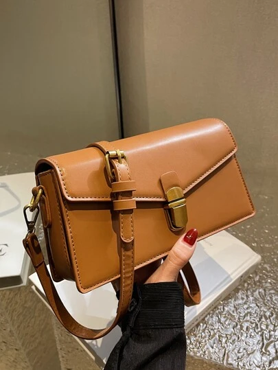 金屬細節翻蓋方包