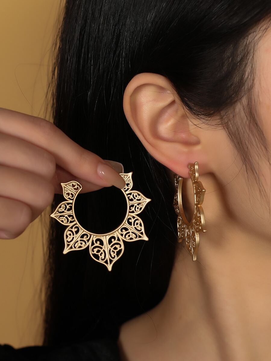 2pcs Hollow Out Hoop Earrings