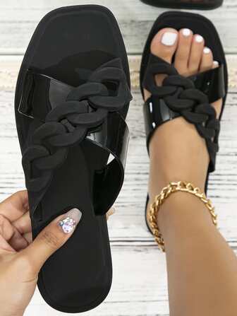 Diapositivas entrecruzadas con detalle trenzado, pantuflas de color sólido para mujer con decoración de cadena metálica de moda y suela de plástico